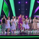 Natasza Urbańska Instagram – Kochani,
Wiedziałam że program @thevoicekidstvp generuje tyle emocji jak go oglądasz przed telewizorem, wygodnie na kanapie ale dopiero jak siadasz na TEN fotel emocje sięgają zenitu . Nie sądziłam, że aż tak ! #foteltolawa 🌋
Każdy z tych maluchów ma marzenia, o tym by dawać radość widzom i rozrywkę poprzez swój śpiew . To inspirujące jak tak młode osoby walczą o siebie . Niech będą dla Was inspiracją , niech ich występy i ciężka praca nad soba dodadzą Wam odwagi w dążeniu do realizacji swoich celów . Ci mali wojownicy nie powiedzieli jeszcze ostatniego słowa!

Ten program ma głębsze znaczenie a ja…Zyskałam nowych przyjaciół , mam ogromną rodzinę i poczucie spełnienia że mogłam złapać za te małe dłonie i zrobić z nimi ten mały krok ku wielkim marzeniom ! 💜