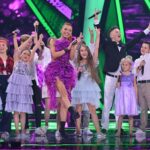 Natasza Urbańska Instagram – Kochani,
Wiedziałam że program @thevoicekidstvp generuje tyle emocji jak go oglądasz przed telewizorem, wygodnie na kanapie ale dopiero jak siadasz na TEN fotel emocje sięgają zenitu . Nie sądziłam, że aż tak ! #foteltolawa 🌋
Każdy z tych maluchów ma marzenia, o tym by dawać radość widzom i rozrywkę poprzez swój śpiew . To inspirujące jak tak młode osoby walczą o siebie . Niech będą dla Was inspiracją , niech ich występy i ciężka praca nad soba dodadzą Wam odwagi w dążeniu do realizacji swoich celów . Ci mali wojownicy nie powiedzieli jeszcze ostatniego słowa!

Ten program ma głębsze znaczenie a ja…Zyskałam nowych przyjaciół , mam ogromną rodzinę i poczucie spełnienia że mogłam złapać za te małe dłonie i zrobić z nimi ten mały krok ku wielkim marzeniom ! 💜