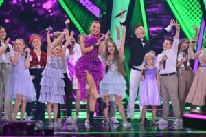 Natasza Urbańska Instagram - Kochani, Wiedziałam że program @thevoicekidstvp generuje tyle emocji jak go oglądasz przed telewizorem, wygodnie na kanapie ale dopiero jak siadasz na TEN fotel emocje sięgają zenitu . Nie sądziłam, że aż tak ! #foteltolawa 🌋 Każdy z tych maluchów ma marzenia, o tym by dawać radość widzom i rozrywkę poprzez swój śpiew . To inspirujące jak tak młode osoby walczą o siebie . Niech będą dla Was inspiracją , niech ich występy i ciężka praca nad soba dodadzą Wam odwagi w dążeniu do realizacji swoich celów . Ci mali wojownicy nie powiedzieli jeszcze ostatniego słowa! Ten program ma głębsze znaczenie a ja…Zyskałam nowych przyjaciół , mam ogromną rodzinę i poczucie spełnienia że mogłam złapać za te małe dłonie i zrobić z nimi ten mały krok ku wielkim marzeniom ! 💜