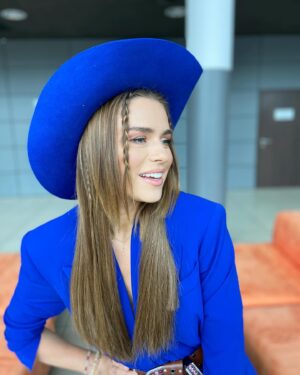 Natasza Urbańska Instagram - Zdjęcia mają 4 lata…😅 Moda wraca, a na moim TIKTOKu możecie posłuchać coveru „JOLENE” ( sprzed 4 lat ) 😈 Dajcie znać czy się Wam podoba 🩵