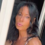 Nathalie Andreani Instagram – On est tellement obsédés par les critères de beauté qui sont mit en avant sur les réseaux sociaux que l’on finit par oublier d être soit même …

Il faut pas oublier que la vrai vie ce n est pas les réseaux sociaux ….. 

alors juste envie d être moi …… avec mes 52 ans assumés qui croque la vie à pleine dent

 Parceque  la vie ne s’arrête pas à 25 ans et que chaque femme est belle quelque soit son âge , son poids , son style … 

Te sentir belle, Avoir confiance en toi c est la base d une vie épanouie. 

A toutes les femmes qui comprennent mon ressenti ❤️‍🔥