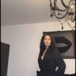 Nathalie Andreani Instagram - Une jolie combinaison noire Quelques accessoires... 👛💍👠 une tenue classe et très facile à reporter 🥰🥰 Combinaison : @boutiquemorganfuriani Tableau bouche @fred_manenc
