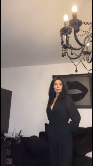 Nathalie Andreani Instagram - Une jolie combinaison noire 

Quelques accessoires... 👛💍👠

une tenue classe et très facile à reporter 🥰🥰

Combinaison : 

@boutiquemorganfuriani

Tableau bouche @fred_manenc