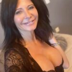 Nathalie Andreani Instagram - Nous sommes toutes belles dans les yeux d’un homme ♥️ Il faut juste bien choisir son miroir 🥰 A toutes les femmes qui doutent de leur beauté …. Il n y a pas de critères de beauté sauf ceux établis par des personnes que vous suivez et qui finalement ne sont rien pour vous . Les critiques viennent bien souvent de personnes malveillantes leurs mots doivent ricocher et ne pas vous atteindre Apprenez à vous aimer le reste suivra …. #girlpower #women #nathalieandreani #love #beauty