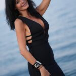 Nathalie Andreani Instagram – Ne me demande pas d’être une autre …… 
Laisse moi être celle que je suis ! 
#femmelibre #femmeindependante #libertédelafemme
