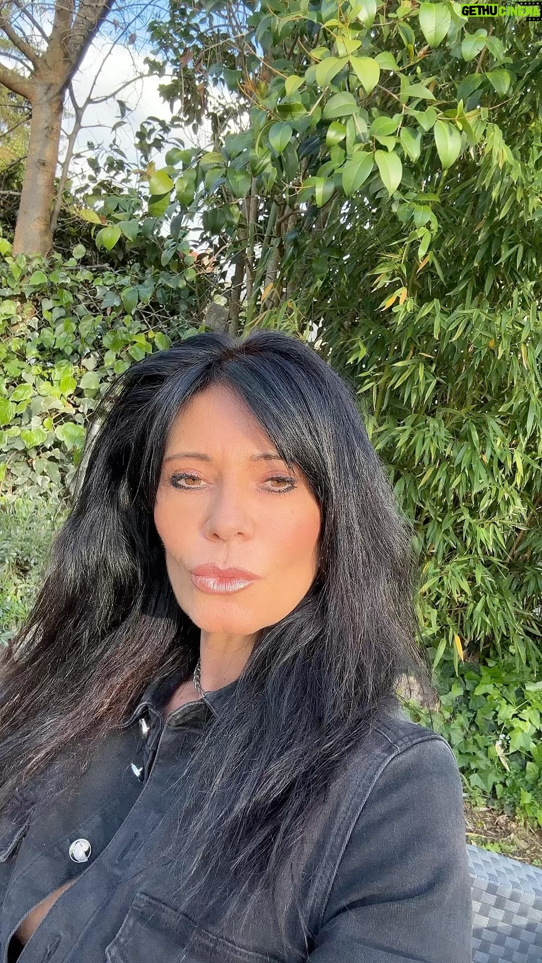 Nathalie Andreani Instagram - Il paraît que la curiosité est un vilain défaut..., le meilleur moyen de résister à la tentation, c’est d y ceder ... #nathalieandreani Decouvre mon nouveau projet dans mon profil (bio) mon bot mon double ... ma voix Mon esprit, mes idees, ma personnalité...