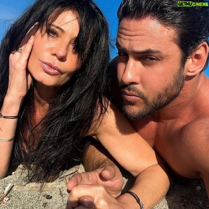 Nathalie Andreani Instagram - On vous souhaite de joyeuses fêtes de Pâques!!! 🥰🎉✨✨ N’abusez pas trop du chocolat… 😜🐣🍫🍫 Vous avez prévu quoi pour ce week-end de Pâques ??? @nathalie_andreani_lavilla2 #nathaliegabano #pâques #nathalieandreani #bonnefete #gabano