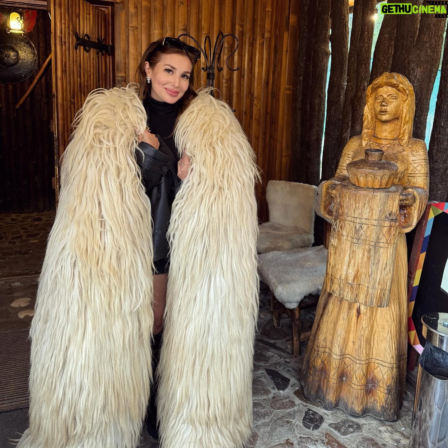 Nathalie Hart Instagram - Romania is kind of amazing 🫡😎🥰