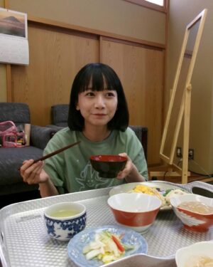 Natsume Mito Instagram - 『お屋敷の神様』舞台挨拶でした🌅！
舞台となった西伊豆にまた戻ってくることが出来ました☺️
素敵な時間をありがとうございました！
お天気悪くて、夕日は雲に隠れちゃって見られなかったのでまたリベンジしにきます🌅✊
@info_nishiizu 
#お屋敷の神様
stylist @kayo_fujiwara