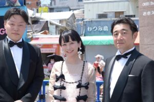 Natsume Mito Instagram - #第16回沖縄国際映画祭 🌺レッドカーペットを歩かせて頂きました！
暑い中お声掛けくださった皆様ありがとうございました☺️
久しぶりの沖縄で久しぶりになつめこにも会えたしとっても素敵な2日間でした🦭🌺
写真は「 #お屋敷の神様 」監督の源田泰章監督、西伊豆町の星野淨晋町長です！
西伊豆の子供達ともレッドカーペットを歩けたのがよき思い出です🧒🏻👦🏻みんな仲良くしてくれてありがとう☺️
はーー！最高ー！だったー！
また沖縄の思い出を載せていきます🌺🦭
#島ぜんぶでおーきな祭 
#mito_natsume