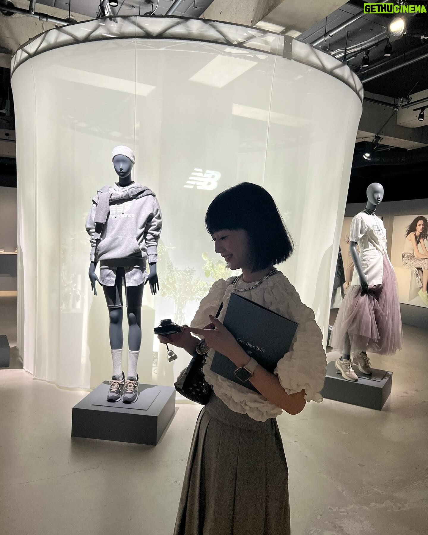 Natsume Mito Instagram - New Balance Grey Days 2024 『Celebrating the Premium Grey』 に参加しました👟 グレーと女性をフォーカスした展示が本当に素敵でした! グレーってこんなかわいいんだ!って、この展示を通してグレーが好きになった🦭♡ グレーのニューバランスを取り入れた素敵なグレーのスタイリングに見惚れた1日だったよー👟♡ 1日だけのイベントだったからもっとたくさん広まってほしいなぁ🫶 #newbalance #greyday #pr @newbalance @newbalancewomen