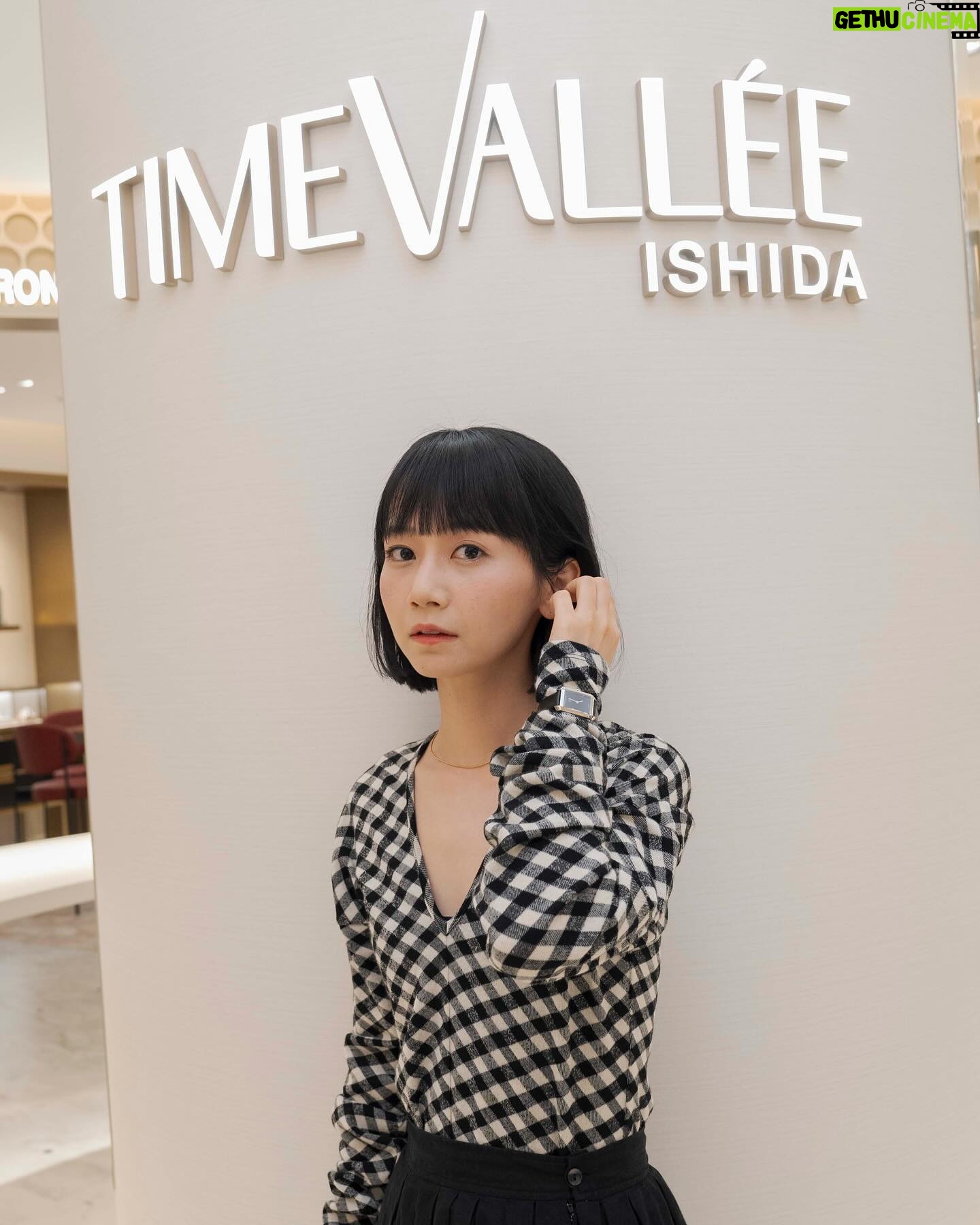 Natsume Mito Instagram - スイスのラグジュアリーウォッチ&ジュエリーブランドが揃うデスティネーションストア〝 TimeVallée / タイムヴァレー 〟が、 4月26日(金)に日本初のブティックを麻布台ヒルズにオープン💐🥂♡ ラグジュアリー体験の新たなスタンダードを目指したTimeVallée Azabudai Hills エクリュとシャンパンゴールドの内装がとても印象的でドキドキしました🥂 今回店内で撮影させてもらって、自分に自信がつくような。そんな時計やジュエリーに出会えそうだなぁって思いました😌 11ものラグジュアリーメゾンの時計やジュエリーを広い店内で、自分のペースでゆったりお買い物できそうです! わたしもときめくお買い物したいなぁ☺️⌚️💍 #timevallee #タイムヴァレー #baumemercier #iwc #panerai #PR #mito_natsume