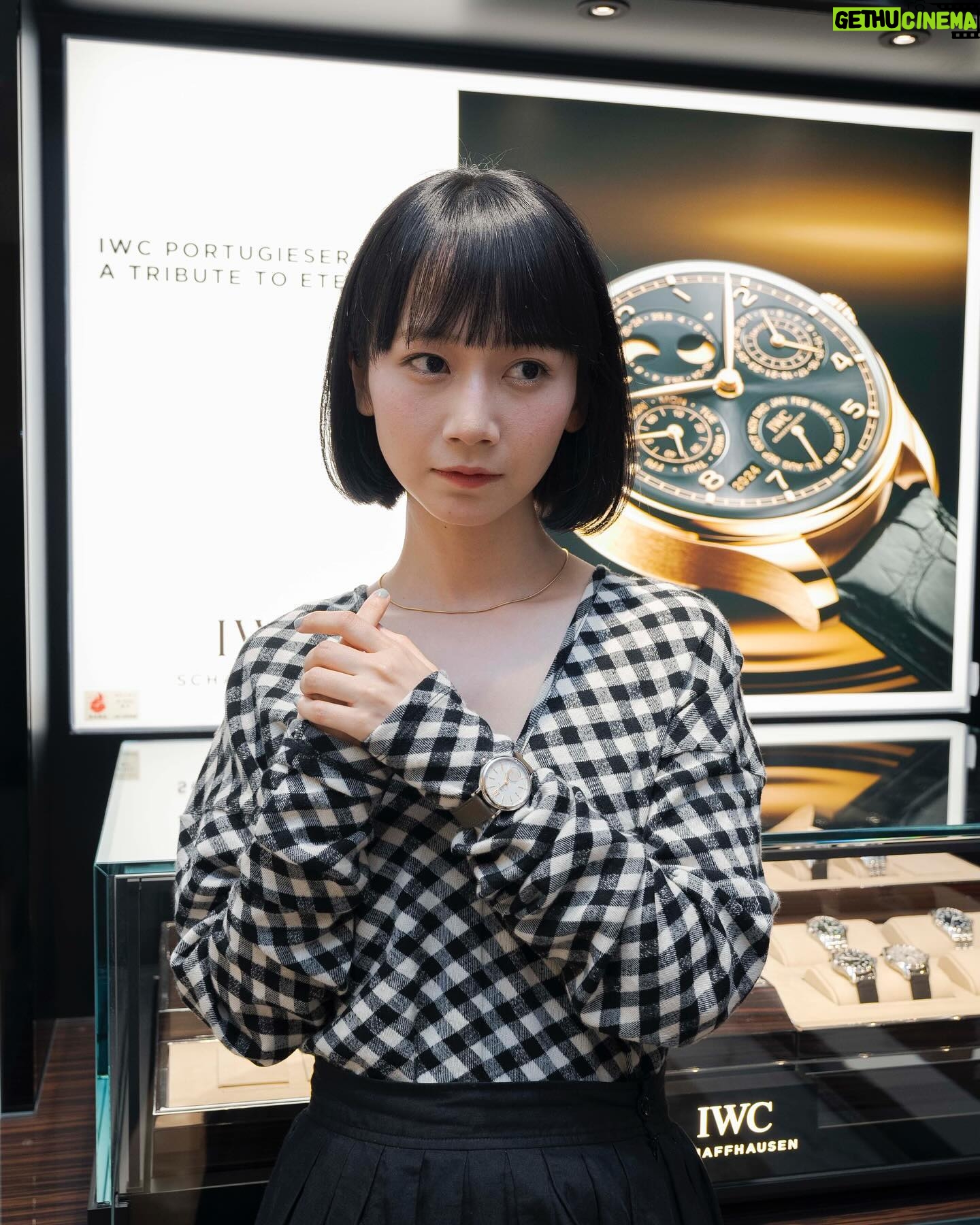 Natsume Mito Instagram - スイスのラグジュアリーウォッチ&ジュエリーブランドが揃うデスティネーションストア〝 TimeVallée / タイムヴァレー 〟が、 4月26日(金)に日本初のブティックを麻布台ヒルズにオープン💐🥂♡ ラグジュアリー体験の新たなスタンダードを目指したTimeVallée Azabudai Hills エクリュとシャンパンゴールドの内装がとても印象的でドキドキしました🥂 今回店内で撮影させてもらって、自分に自信がつくような。そんな時計やジュエリーに出会えそうだなぁって思いました😌 11ものラグジュアリーメゾンの時計やジュエリーを広い店内で、自分のペースでゆったりお買い物できそうです! わたしもときめくお買い物したいなぁ☺️⌚️💍 #timevallee #タイムヴァレー #baumemercier #iwc #panerai #PR #mito_natsume