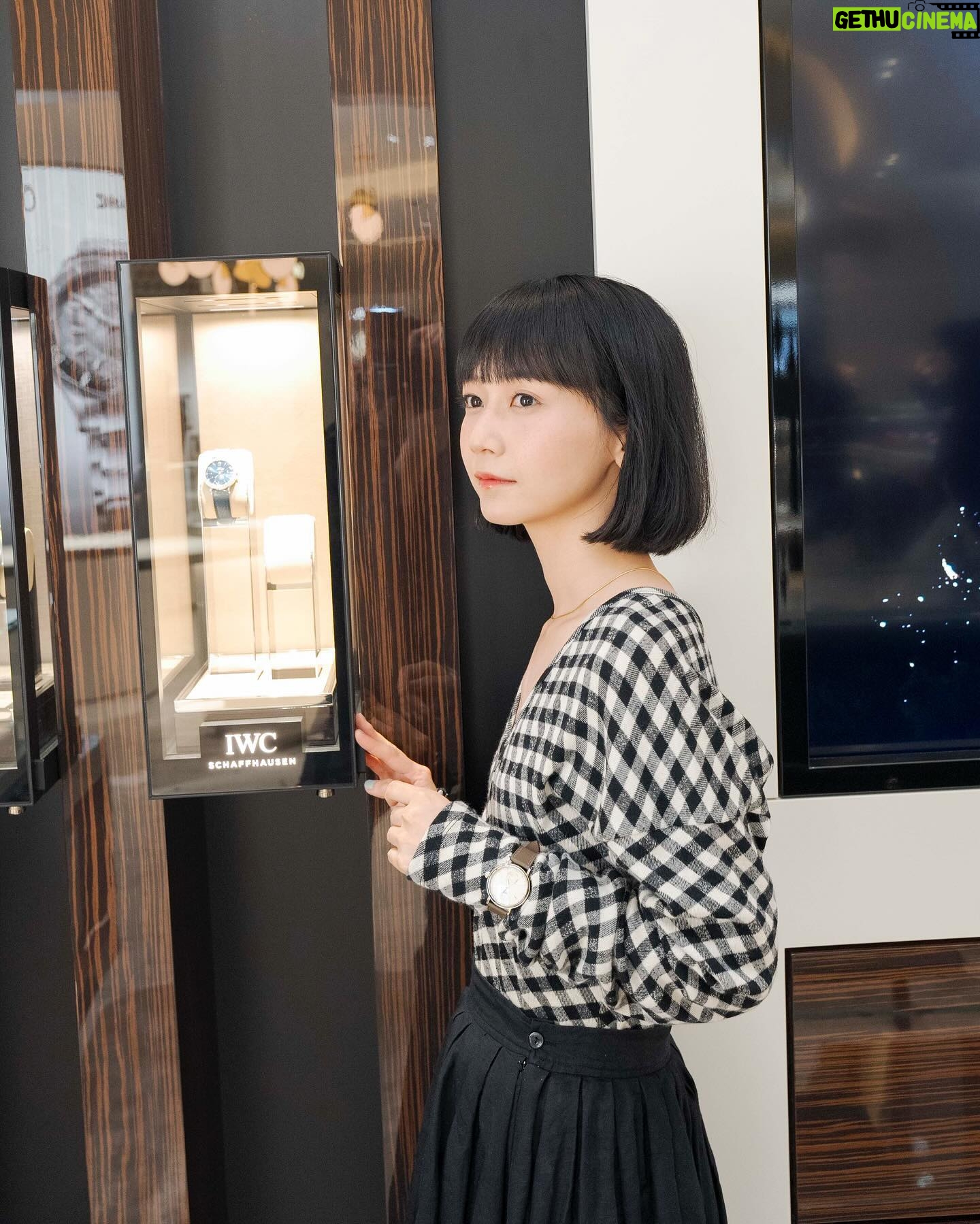 Natsume Mito Instagram - スイスのラグジュアリーウォッチ&ジュエリーブランドが揃うデスティネーションストア〝 TimeVallée / タイムヴァレー 〟が、 4月26日(金)に日本初のブティックを麻布台ヒルズにオープン💐🥂♡ ラグジュアリー体験の新たなスタンダードを目指したTimeVallée Azabudai Hills エクリュとシャンパンゴールドの内装がとても印象的でドキドキしました🥂 今回店内で撮影させてもらって、自分に自信がつくような。そんな時計やジュエリーに出会えそうだなぁって思いました😌 11ものラグジュアリーメゾンの時計やジュエリーを広い店内で、自分のペースでゆったりお買い物できそうです! わたしもときめくお買い物したいなぁ☺️⌚️💍 #timevallee #タイムヴァレー #baumemercier #iwc #panerai #PR #mito_natsume