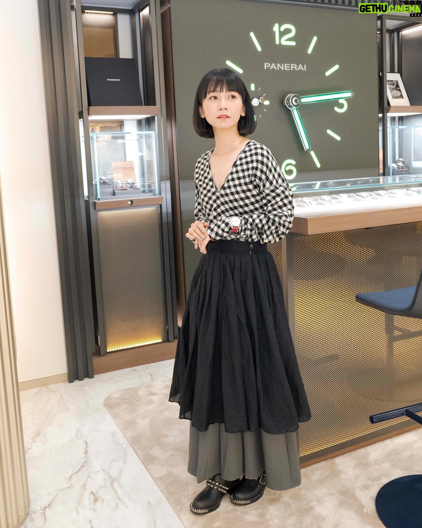 Natsume Mito Instagram - スイスのラグジュアリーウォッチ&ジュエリーブランドが揃うデスティネーションストア〝 TimeVallée / タイムヴァレー 〟が、 4月26日(金)に日本初のブティックを麻布台ヒルズにオープン💐🥂♡ ラグジュアリー体験の新たなスタンダードを目指したTimeVallée Azabudai Hills エクリュとシャンパンゴールドの内装がとても印象的でドキドキしました🥂 今回店内で撮影させてもらって、自分に自信がつくような。そんな時計やジュエリーに出会えそうだなぁって思いました😌 11ものラグジュアリーメゾンの時計やジュエリーを広い店内で、自分のペースでゆったりお買い物できそうです! わたしもときめくお買い物したいなぁ☺️⌚️💍 #timevallee #タイムヴァレー #baumemercier #iwc #panerai #PR #mito_natsume