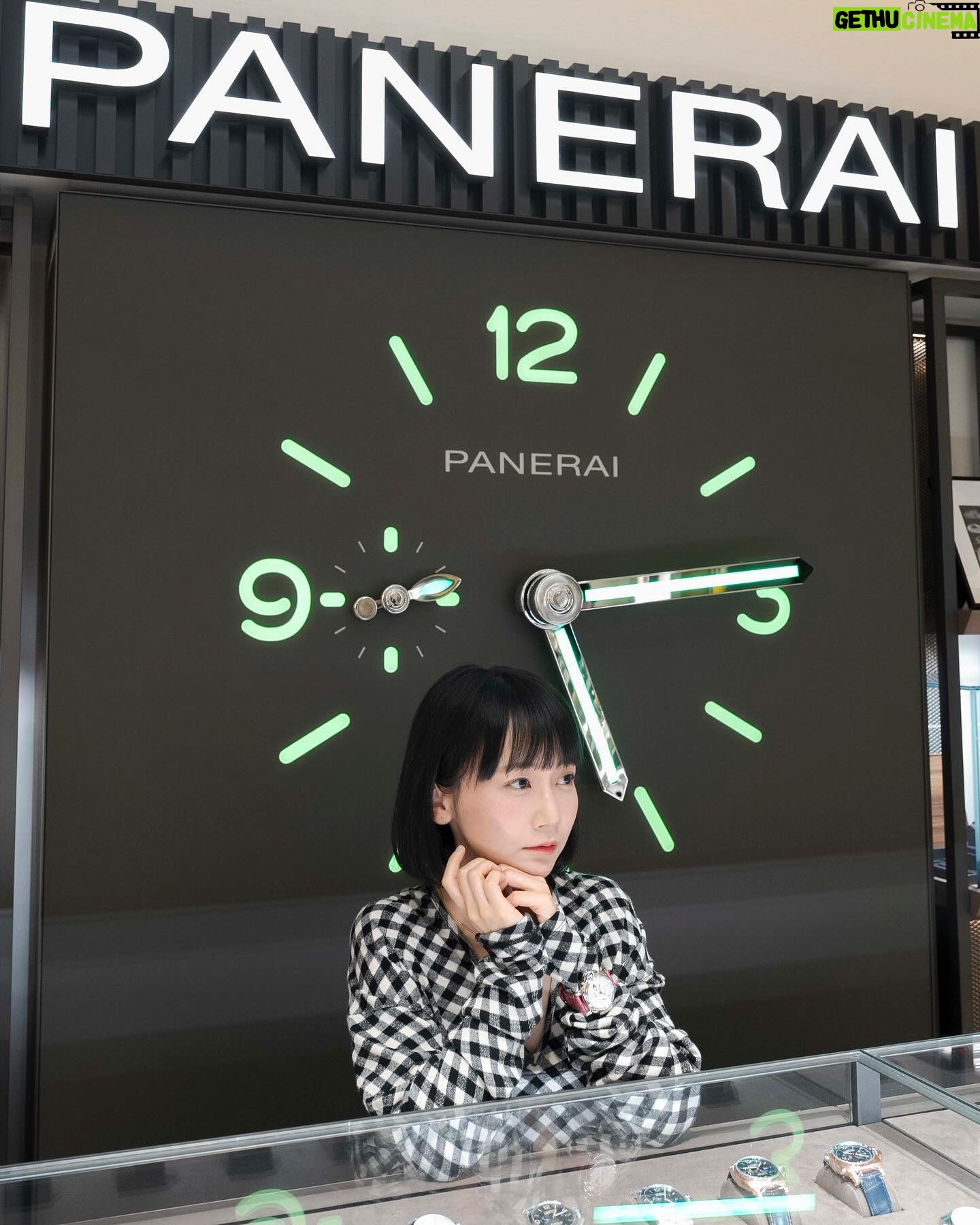 Natsume Mito Instagram - スイスのラグジュアリーウォッチ&ジュエリーブランドが揃うデスティネーションストア〝 TimeVallée / タイムヴァレー 〟が、 4月26日(金)に日本初のブティックを麻布台ヒルズにオープン💐🥂♡ ラグジュアリー体験の新たなスタンダードを目指したTimeVallée Azabudai Hills エクリュとシャンパンゴールドの内装がとても印象的でドキドキしました🥂 今回店内で撮影させてもらって、自分に自信がつくような。そんな時計やジュエリーに出会えそうだなぁって思いました😌 11ものラグジュアリーメゾンの時計やジュエリーを広い店内で、自分のペースでゆったりお買い物できそうです! わたしもときめくお買い物したいなぁ☺️⌚️💍 #timevallee #タイムヴァレー #baumemercier #iwc #panerai #PR #mito_natsume