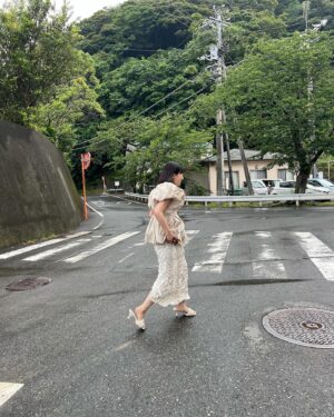 Natsume Mito Instagram - 『お屋敷の神様』舞台挨拶でした🌅！
舞台となった西伊豆にまた戻ってくることが出来ました☺️
素敵な時間をありがとうございました！
お天気悪くて、夕日は雲に隠れちゃって見られなかったのでまたリベンジしにきます🌅✊
@info_nishiizu 
#お屋敷の神様
stylist @kayo_fujiwara