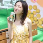 Natsumi Okamoto Instagram - 先週末六本木で開催されていた、 氷結mottainaiのイベントにいってきました！！🍐 来てくださった皆様、楽しんでいただけましたかー？？ フードロスは、凄く身近なことなのに、まだまだ浸透していなくて… 今回のイベントでは、日常的に、手軽に、 楽しみながらフードロス削減に取り組めることを学びました。 会場のビジョンでは、多くの方が、商品を購入してくださったことで、 この取り組みで 沢山の梨が救われたことを実感でき、温かい気持ちになりました🍐 目に見えると貢献が実感できて、 嬉しい気持ちになりますね☺️ 私自身「氷結mottainai」アンバサダーとして、農家さんのお話を聞いたり、イベントにお邪魔したりして、今までだったら廃棄されていたおいしい果実が、いろんな方の想いのあるアイデアや、協力を経て、素敵な商品となって発売される事に改めて感動しました。 そして！なんたって、本当においしい！！！ 私がお邪魔した日はポカポカ陽気で、青空の下で飲む氷結mottainaiはとってもおいしかったです ！☀️ 氷結mottainaiはパッケージも可愛いので、 今年の夏は氷結mottainaiと共に、 SDGsに貢献しながら、思い出をたくさん作ってね🌴 みんなからの「氷結mottainai 浜なし」 の感想も聞いてみたいです！ ぜひコメントで教えてください！🍐 #PR #KIRIN #氷結mottainai #SDGs #お酒は20歳になってから