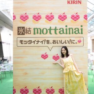 Natsumi Okamoto Instagram - 先週末六本木で開催されていた、
氷結mottainaiのイベントにいってきました！！🍐
来てくださった皆様、楽しんでいただけましたかー？？

フードロスは、凄く身近なことなのに、まだまだ浸透していなくて…
今回のイベントでは、日常的に、手軽に、 楽しみながらフードロス削減に取り組めることを学びました。 

会場のビジョンでは、多くの方が、商品を購入してくださったことで、 この取り組みで 沢山の梨が救われたことを実感でき、温かい気持ちになりました🍐
目に見えると貢献が実感できて、 嬉しい気持ちになりますね☺️

私自身「氷結mottainai」アンバサダーとして、農家さんのお話を聞いたり、イベントにお邪魔したりして、今までだったら廃棄されていたおいしい果実が、いろんな方の想いのあるアイデアや、協力を経て、素敵な商品となって発売される事に改めて感動しました。
そして！なんたって、本当においしい！！！

私がお邪魔した日はポカポカ陽気で、青空の下で飲む氷結mottainaiはとってもおいしかったです ！☀️
氷結mottainaiはパッケージも可愛いので、
今年の夏は氷結mottainaiと共に、
SDGsに貢献しながら、思い出をたくさん作ってね🌴
みんなからの「氷結mottainai 浜なし」 の感想も聞いてみたいです！
ぜひコメントで教えてください！🍐

#PR #KIRIN #氷結mottainai #SDGs #お酒は20歳になってから