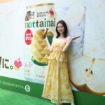 Natsumi Okamoto Instagram - 先週末六本木で開催されていた、 氷結mottainaiのイベントにいってきました！！🍐 来てくださった皆様、楽しんでいただけましたかー？？ フードロスは、凄く身近なことなのに、まだまだ浸透していなくて… 今回のイベントでは、日常的に、手軽に、 楽しみながらフードロス削減に取り組めることを学びました。 会場のビジョンでは、多くの方が、商品を購入してくださったことで、 この取り組みで 沢山の梨が救われたことを実感でき、温かい気持ちになりました🍐 目に見えると貢献が実感できて、 嬉しい気持ちになりますね☺️ 私自身「氷結mottainai」アンバサダーとして、農家さんのお話を聞いたり、イベントにお邪魔したりして、今までだったら廃棄されていたおいしい果実が、いろんな方の想いのあるアイデアや、協力を経て、素敵な商品となって発売される事に改めて感動しました。 そして！なんたって、本当においしい！！！ 私がお邪魔した日はポカポカ陽気で、青空の下で飲む氷結mottainaiはとってもおいしかったです ！☀️ 氷結mottainaiはパッケージも可愛いので、 今年の夏は氷結mottainaiと共に、 SDGsに貢献しながら、思い出をたくさん作ってね🌴 みんなからの「氷結mottainai 浜なし」 の感想も聞いてみたいです！ ぜひコメントで教えてください！🍐 #PR #KIRIN #氷結mottainai #SDGs #お酒は20歳になってから
