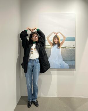 Natsumi Okamoto Instagram - 人生初の　推し活　でした…

♡
親友とふたりでお揃いのTシャツも着用しててノリノリの岡本！