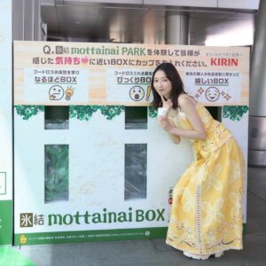 Natsumi Okamoto Instagram - 先週末六本木で開催されていた、
氷結mottainaiのイベントにいってきました！！🍐
来てくださった皆様、楽しんでいただけましたかー？？

フードロスは、凄く身近なことなのに、まだまだ浸透していなくて…
今回のイベントでは、日常的に、手軽に、 楽しみながらフードロス削減に取り組めることを学びました。 

会場のビジョンでは、多くの方が、商品を購入してくださったことで、 この取り組みで 沢山の梨が救われたことを実感でき、温かい気持ちになりました🍐
目に見えると貢献が実感できて、 嬉しい気持ちになりますね☺️

私自身「氷結mottainai」アンバサダーとして、農家さんのお話を聞いたり、イベントにお邪魔したりして、今までだったら廃棄されていたおいしい果実が、いろんな方の想いのあるアイデアや、協力を経て、素敵な商品となって発売される事に改めて感動しました。
そして！なんたって、本当においしい！！！

私がお邪魔した日はポカポカ陽気で、青空の下で飲む氷結mottainaiはとってもおいしかったです ！☀️
氷結mottainaiはパッケージも可愛いので、
今年の夏は氷結mottainaiと共に、
SDGsに貢献しながら、思い出をたくさん作ってね🌴
みんなからの「氷結mottainai 浜なし」 の感想も聞いてみたいです！
ぜひコメントで教えてください！🍐

#PR #KIRIN #氷結mottainai #SDGs #お酒は20歳になってから