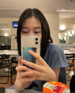 Natsumi Okamoto Instagram - ピンク・リバティ 舞台「点滅する女」無事に全公演終了いたしました。わたしも千鶴に連れて行ってもらった景色、出逢った家族ほんとうにきれいできもくてだいすきだった。かわいい妹。大切だった。守るって思い切った全公演でした、妹が森田想じゃなきゃ出来なかった役だった。感謝でいっぱい。楽しかった。可愛かった。 ご来場頂いたみなさまもありがとうございました。 お客さんの温度感も、とてもとても大切な作品だったので、凄く、毎公演、新鮮に舞台にたてました。ありがとうございました。 山西さんはじめスタッフ そしてキャストのみなさんもお疲れ様でございました！！ いっぱい寝てください！
