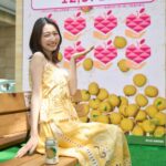 Natsumi Okamoto Instagram - 先週末六本木で開催されていた、 氷結mottainaiのイベントにいってきました！！🍐 来てくださった皆様、楽しんでいただけましたかー？？ フードロスは、凄く身近なことなのに、まだまだ浸透していなくて… 今回のイベントでは、日常的に、手軽に、 楽しみながらフードロス削減に取り組めることを学びました。 会場のビジョンでは、多くの方が、商品を購入してくださったことで、 この取り組みで 沢山の梨が救われたことを実感でき、温かい気持ちになりました🍐 目に見えると貢献が実感できて、 嬉しい気持ちになりますね☺️ 私自身「氷結mottainai」アンバサダーとして、農家さんのお話を聞いたり、イベントにお邪魔したりして、今までだったら廃棄されていたおいしい果実が、いろんな方の想いのあるアイデアや、協力を経て、素敵な商品となって発売される事に改めて感動しました。 そして！なんたって、本当においしい！！！ 私がお邪魔した日はポカポカ陽気で、青空の下で飲む氷結mottainaiはとってもおいしかったです ！☀️ 氷結mottainaiはパッケージも可愛いので、 今年の夏は氷結mottainaiと共に、 SDGsに貢献しながら、思い出をたくさん作ってね🌴 みんなからの「氷結mottainai 浜なし」 の感想も聞いてみたいです！ ぜひコメントで教えてください！🍐 #PR #KIRIN #氷結mottainai #SDGs #お酒は20歳になってから