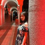 Natsumi Okamoto Instagram - tiittokyoさんのコレクションにご招待いただき @tiit_tokyo のアイテムのスタイリングで、 ショーを観させていただきました🟥どれも洗練された素敵なお洋服で、かわいかったです☺︎着用したワンピースもかわいい☺︎