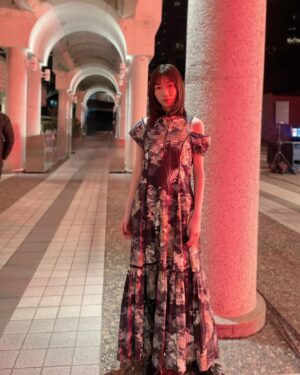 Natsumi Okamoto Instagram - tiittokyoさんのコレクションにご招待いただき
@tiit_tokyo のアイテムのスタイリングで、
ショーを観させていただきました🟥どれも洗練された素敵なお洋服で、かわいかったです☺︎着用したワンピースもかわいい☺︎