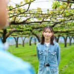 Natsumi Okamoto Instagram - みなさまに、大切なお知らせです！📢🍐🍐 この度KIRIN 氷結mottainai アンバサダーへの就任が決定しました！ とても嬉しいです！！ アンバサダーに選んで頂いたとのことで、これを機にSDGsについて沢山学びながら、みなさんに発信していけたらと思います！ 早速、第一弾の活動として、 実際に、“氷結mottainai”で使用している横浜のブランド梨『浜なし』の生産農家さんにお邪魔し、お話を伺ってきました！🍐 味はおいしいのに、少しの傷や大きさで規格外になり捨てられてしまう梨があるとのこと… 大玉ですっごく甘くておいしい浜なしなのにもったいない。。 その問題を真摯に捉えて、おいしいのに廃棄されてしまう "モッタイナイ果実"を使った新商品が、 今回私がアンバサダーを務める KIRIN「氷結mottainai」なのです！！！ 私はひと足先にいただいたのですが、 缶を開けた瞬間浜なしの香りがふわっと香り、缶を開けた瞬間浜なしの香りがふわっと香り、浜なしのみずみずしい果実感とスッキリした後味がとてもおいしく飲みやすかったです！🍐 そして、おいしいだけではなく、規格外果実のフードロス削減や売り上げ1本につき１円が農家さんへ寄付されるとのことで、農家さんにも貢献できる素敵な商品だなぁと感じました。 早く皆様にも味わっていただきたいです！ 今後もアンバサダーとしてみなさんに氷結mottainaiの魅力を伝えていきますので、続報もお楽しみに！！ よろしくお願いします！ #PR #KIRIN #氷結mottainai #SDGs #お酒は20歳になってから