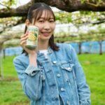 Natsumi Okamoto Instagram - みなさまに、大切なお知らせです！📢🍐🍐 この度KIRIN 氷結mottainai アンバサダーへの就任が決定しました！ とても嬉しいです！！ アンバサダーに選んで頂いたとのことで、これを機にSDGsについて沢山学びながら、みなさんに発信していけたらと思います！ 早速、第一弾の活動として、 実際に、“氷結mottainai”で使用している横浜のブランド梨『浜なし』の生産農家さんにお邪魔し、お話を伺ってきました！🍐 味はおいしいのに、少しの傷や大きさで規格外になり捨てられてしまう梨があるとのこと… 大玉ですっごく甘くておいしい浜なしなのにもったいない。。 その問題を真摯に捉えて、おいしいのに廃棄されてしまう "モッタイナイ果実"を使った新商品が、 今回私がアンバサダーを務める KIRIN「氷結mottainai」なのです！！！ 私はひと足先にいただいたのですが、 缶を開けた瞬間浜なしの香りがふわっと香り、缶を開けた瞬間浜なしの香りがふわっと香り、浜なしのみずみずしい果実感とスッキリした後味がとてもおいしく飲みやすかったです！🍐 そして、おいしいだけではなく、規格外果実のフードロス削減や売り上げ1本につき１円が農家さんへ寄付されるとのことで、農家さんにも貢献できる素敵な商品だなぁと感じました。 早く皆様にも味わっていただきたいです！ 今後もアンバサダーとしてみなさんに氷結mottainaiの魅力を伝えていきますので、続報もお楽しみに！！ よろしくお願いします！ #PR #KIRIN #氷結mottainai #SDGs #お酒は20歳になってから