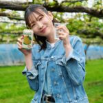 Natsumi Okamoto Instagram - みなさまに、大切なお知らせです！📢🍐🍐 この度KIRIN 氷結mottainai アンバサダーへの就任が決定しました！ とても嬉しいです！！ アンバサダーに選んで頂いたとのことで、これを機にSDGsについて沢山学びながら、みなさんに発信していけたらと思います！ 早速、第一弾の活動として、 実際に、“氷結mottainai”で使用している横浜のブランド梨『浜なし』の生産農家さんにお邪魔し、お話を伺ってきました！🍐 味はおいしいのに、少しの傷や大きさで規格外になり捨てられてしまう梨があるとのこと… 大玉ですっごく甘くておいしい浜なしなのにもったいない。。 その問題を真摯に捉えて、おいしいのに廃棄されてしまう "モッタイナイ果実"を使った新商品が、 今回私がアンバサダーを務める KIRIN「氷結mottainai」なのです！！！ 私はひと足先にいただいたのですが、 缶を開けた瞬間浜なしの香りがふわっと香り、缶を開けた瞬間浜なしの香りがふわっと香り、浜なしのみずみずしい果実感とスッキリした後味がとてもおいしく飲みやすかったです！🍐 そして、おいしいだけではなく、規格外果実のフードロス削減や売り上げ1本につき１円が農家さんへ寄付されるとのことで、農家さんにも貢献できる素敵な商品だなぁと感じました。 早く皆様にも味わっていただきたいです！ 今後もアンバサダーとしてみなさんに氷結mottainaiの魅力を伝えていきますので、続報もお楽しみに！！ よろしくお願いします！ #PR #KIRIN #氷結mottainai #SDGs #お酒は20歳になってから