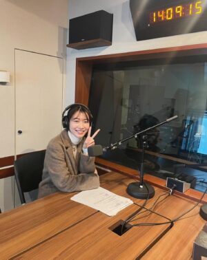 Natsumi Okamoto Instagram - みなさまお知らせです📢
なんと！わたくし念願のラジオ番組が、はじまります📻
番組名は、

「岡本夏美の近距離ラジオ」　です🏡🌳👣

ラジオアプリ　AuDeeオーディーにて
毎週日曜日　お昼12時から配信されます📻
初回放送は、
2月4日からです！

やったー！！！夢が叶いました、
みんな本当にありがとう、
ここから一緒に盛り上げて頂けたら嬉しいです。

メッセージメール感想等たくさんお待ちしています！！！

メッセージは
#近距離ラジオ　番組公式サイト、そして番組公式X等
SNSからも募集します✉️
是非チェックよろしくお願いします！

さて…どんなラジオになるのか…おたのしみに😌
　

やった〜やったー！！！！！！！！