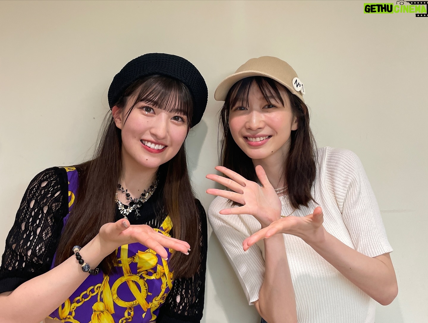 Natsumi Okamoto Instagram - 今日!!✨😭 ご縁を頂きまして、モーニング娘。’24さんの 武道館ライブを観に行かせいただきました😭😭😭✨✨✨ すごいすごいすごい!ほんもの!ほんもの! 可愛いとか、カッコいいとかを飛び越えまくって 日本語では表しきれないぐらいの 衝撃と感動。。。パワーをもらいました。 そして、岡本のことを応援してくださってると 素敵な噂が流れてきて…わたしもすごくすごく 気になって応援をしていた羽賀朱音ちゃんにもお会いできて、 なんとも魅力たっぷりの!!!パフォーマンスも もちろん楽しませていただきまして!!! 本当に、さいこうな時間でございました😭✨🏵️🏵️ ワタシはずっとオレンジ色のサイリウムを どこか、緊張しながらも、握りしめていたのですが、 気づいたら、最後の方には、 素敵なファンの皆様のサイリウムの動きにあわせて、 振り回しておりました。 ファンの方とのあの、一体感も、体感できて嬉しかったです そして、えりぽん!!!! おはガールの直属の先輩です!!笑 えりぽんもひっさしぶりに会えて嬉しかった!!!!👌🖐️ リーダーなんだ…すごい…えりぽん…すごい… そんな感じでしたずっと。 最高ですね。 さらに愛すべき鞘師サマとも めんつゆひとり飯ぶりに会えまして、(興奮で写真撮り忘れた) 見つけた瞬間抱きしめてしまいました。さいこう。 ということで、本日は、 ちょーちょーいい感じでした😭😭😭