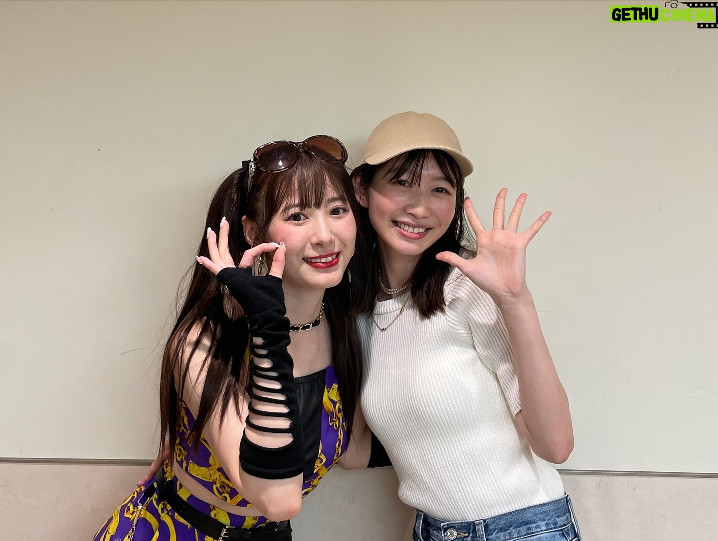 Natsumi Okamoto Instagram - 今日!!✨😭 ご縁を頂きまして、モーニング娘。’24さんの 武道館ライブを観に行かせいただきました😭😭😭✨✨✨ すごいすごいすごい!ほんもの!ほんもの! 可愛いとか、カッコいいとかを飛び越えまくって 日本語では表しきれないぐらいの 衝撃と感動。。。パワーをもらいました。 そして、岡本のことを応援してくださってると 素敵な噂が流れてきて…わたしもすごくすごく 気になって応援をしていた羽賀朱音ちゃんにもお会いできて、 なんとも魅力たっぷりの!!!パフォーマンスも もちろん楽しませていただきまして!!! 本当に、さいこうな時間でございました😭✨🏵️🏵️ ワタシはずっとオレンジ色のサイリウムを どこか、緊張しながらも、握りしめていたのですが、 気づいたら、最後の方には、 素敵なファンの皆様のサイリウムの動きにあわせて、 振り回しておりました。 ファンの方とのあの、一体感も、体感できて嬉しかったです そして、えりぽん!!!! おはガールの直属の先輩です!!笑 えりぽんもひっさしぶりに会えて嬉しかった!!!!👌🖐️ リーダーなんだ…すごい…えりぽん…すごい… そんな感じでしたずっと。 最高ですね。 さらに愛すべき鞘師サマとも めんつゆひとり飯ぶりに会えまして、(興奮で写真撮り忘れた) 見つけた瞬間抱きしめてしまいました。さいこう。 ということで、本日は、 ちょーちょーいい感じでした😭😭😭