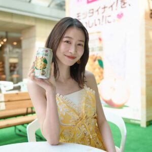 Natsumi Okamoto Instagram - 先週末六本木で開催されていた、
氷結mottainaiのイベントにいってきました！！🍐
来てくださった皆様、楽しんでいただけましたかー？？

フードロスは、凄く身近なことなのに、まだまだ浸透していなくて…
今回のイベントでは、日常的に、手軽に、 楽しみながらフードロス削減に取り組めることを学びました。 

会場のビジョンでは、多くの方が、商品を購入してくださったことで、 この取り組みで 沢山の梨が救われたことを実感でき、温かい気持ちになりました🍐
目に見えると貢献が実感できて、 嬉しい気持ちになりますね☺️

私自身「氷結mottainai」アンバサダーとして、農家さんのお話を聞いたり、イベントにお邪魔したりして、今までだったら廃棄されていたおいしい果実が、いろんな方の想いのあるアイデアや、協力を経て、素敵な商品となって発売される事に改めて感動しました。
そして！なんたって、本当においしい！！！

私がお邪魔した日はポカポカ陽気で、青空の下で飲む氷結mottainaiはとってもおいしかったです ！☀️
氷結mottainaiはパッケージも可愛いので、
今年の夏は氷結mottainaiと共に、
SDGsに貢献しながら、思い出をたくさん作ってね🌴
みんなからの「氷結mottainai 浜なし」 の感想も聞いてみたいです！
ぜひコメントで教えてください！🍐

#PR #KIRIN #氷結mottainai #SDGs #お酒は20歳になってから