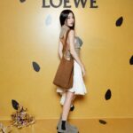 Nattamon Chokejindachai Instagram - 🐝 @loewe 🥃 take my whiskey neat ไปหน่อย เกิดเป็น memorable night ที่จำอะไรไม่ได้เลยจ้า 5555555 Discover LOEWE Paula’s Ibiza 2024 Collection at Paulas Pop up, Thara hall, IconSiam 27 April - 19 May 2024 @loewe #LOEWE #LOEWEpaulas