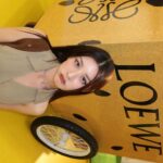 Nattamon Chokejindachai Instagram - 🐝 @loewe 🥃 take my whiskey neat ไปหน่อย เกิดเป็น memorable night ที่จำอะไรไม่ได้เลยจ้า 5555555 Discover LOEWE Paula’s Ibiza 2024 Collection at Paulas Pop up, Thara hall, IconSiam 27 April - 19 May 2024 @loewe #LOEWE #LOEWEpaulas