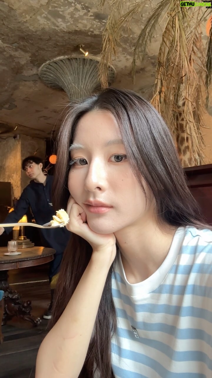 Nattamon Chokejindachai Instagram - ไม่เห็นต้องลำบากป้อนเลยเทอ เค้ากินเองได้้