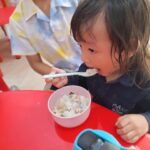 Nattasha Nauljam Instagram - ลูกเรม่า ไปโรงเรียนวันแรก ตื่นเต้นกว่าลูกก็พ่อแม่นี่แหละ พาไปส่งแล้วต้องรีบออกมา เพื่อไม่ให้ลูกร้องไห้ พอเห็นภาพลูกร้องไห้เท่านั้นแหละ น้ำตาซึมเลยจ้า นี่ลูก โตจนต้องไปเรียนแลัวหรอเนี่ย ไวมากเลยย บีบหัวใจแม่มาก พรุ้งนี้จะยอมไปมั้ยน้า แต่ที่แน่ๆคือ คุณครู พาล้างรถแล้ว ลืมแม่แม่ไปเลย 🤣 สนุกสนาน มีเพื่อนนำทัพไปด้วยทุกที่ เรม่าก็แฮปปี้