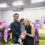 Nattasha Nauljam Instagram - พาเจ้าของ Rhema Farm มาตรวจงานครัช 😅 ล็อต2 ผ่านไปแล้วล็อตที่3 กำลังมา เย้ ขอบคุณพระเจ้า🌈❤️ ใครมีมะม่วง R2E2 ทักมาหลังไมค์ได้เลยนะคะ 💛🧡🩷🩵🤍