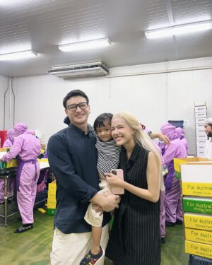 Nattasha Nauljam Instagram - พาเจ้าของ Rhema Farm มาตรวจงานครัช 😅 ล็อต2 ผ่านไปแล้วล็อตที่3 กำลังมา เย้ ขอบคุณพระเจ้า🌈❤️ ใครมีมะม่วง R2E2 ทักมาหลังไมค์ได้เลยนะคะ 💛🧡🩷🩵🤍