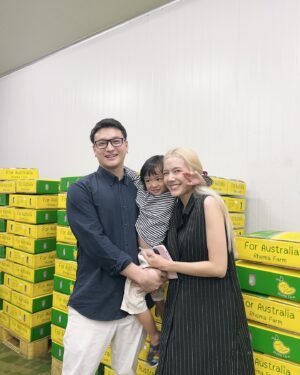 Nattasha Nauljam Instagram - พาเจ้าของ Rhema Farm มาตรวจงานครัช 😅 ล็อต2 ผ่านไปแล้วล็อตที่3 กำลังมา เย้ ขอบคุณพระเจ้า🌈❤️ ใครมีมะม่วง R2E2 ทักมาหลังไมค์ได้เลยนะคะ 💛🧡🩷🩵🤍
