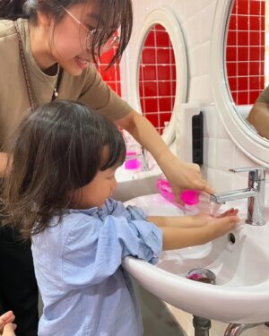 Nattasha Nauljam Instagram - ลูกเรม่า ไปโรงเรียนวันแรก ตื่นเต้นกว่าลูกก็พ่อแม่นี่แหละ พาไปส่งแล้วต้องรีบออกมา เพื่อไม่ให้ลูกร้องไห้  พอเห็นภาพลูกร้องไห้เท่านั้นแหละ น้ำตาซึมเลยจ้า นี่ลูก โตจนต้องไปเรียนแลัวหรอเนี่ย ไวมากเลยย  บีบหัวใจแม่มาก พรุ้งนี้จะยอมไปมั้ยน้า  แต่ที่แน่ๆคือ คุณครู พาล้างรถแล้ว ลืมแม่แม่ไปเลย 🤣 สนุกสนาน มีเพื่อนนำทัพไปด้วยทุกที่ เรม่าก็แฮปปี้