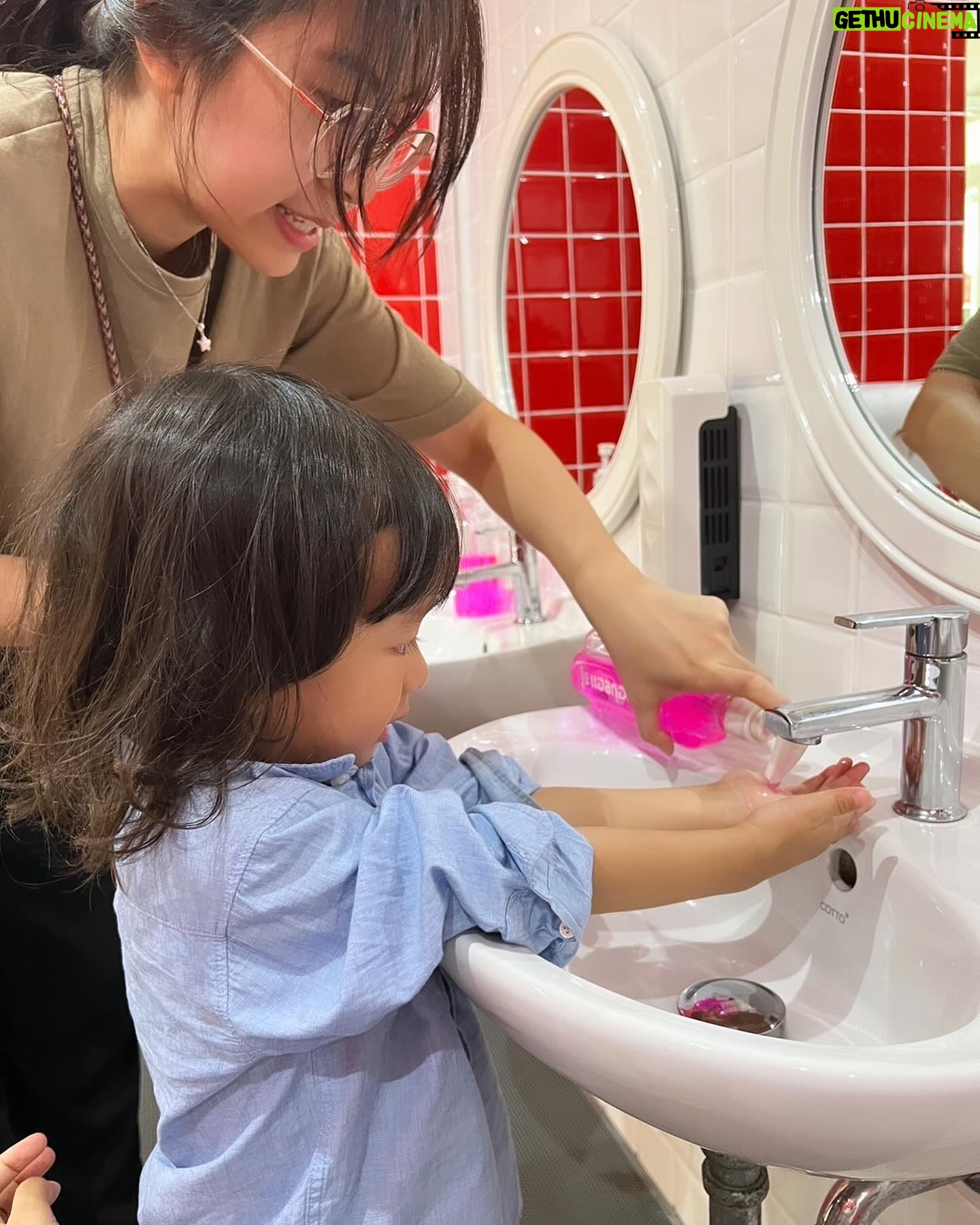 Nattasha Nauljam - 3 Likes - ลูกเรม่า ไปโรงเรียนวันแรก ตื่นเต้นกว่าลูกก็พ่อแม่นี่แหละ พาไปส่งแล้วต้องรีบออกมา เพื่อไม่ให้ลูกร้องไห้ พอเห็นภาพลูกร้องไห้เท่านั้นแหละ น้ำตาซึมเลยจ้า นี่ลูก โตจนต้องไปเรียนแลัวหรอเนี่ย ไวมากเลยย บีบหัวใจแม่มาก พรุ้งนี้จะยอมไปมั้ยน้า แต่ที่แน่ๆคือ คุณครู พาล้างรถแล้ว ลืมแม่แม่ไปเลย 🤣 สนุกสนาน มีเพื่อนนำทัพไปด้วยทุกที่ เรม่าก็แฮปปี้