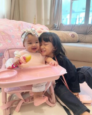 Nattasha Nauljam Instagram - เรมีอา & เรม่า ❤️ เมื่อน้องฝึกกินข้าวพี่ก็มาให้กำลังใจเสมอ 

❤️ ป้ายยา โต๊ะกินข้าว น่ารักกก น้องชอบมากนั่งสบาย พกไปได้ทุกที่ @rockingkids_th