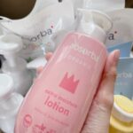 Nattasha Nauljam Instagram - ขอบคุณของขวัญน่ารักๆ จาก @absorba.thailand นะคะ น้องเรมีอาชอบมากเลยค่ะ ตัวนุ่ม ห้อมหอม 🦄 ❤️🥰