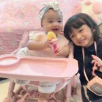 Nattasha Nauljam Instagram - เรมีอา & เรม่า ❤️ เมื่อน้องฝึกกินข้าวพี่ก็มาให้กำลังใจเสมอ ❤️ ป้ายยา โต๊ะกินข้าว น่ารักกก น้องชอบมากนั่งสบาย พกไปได้ทุกที่ @rockingkids_th