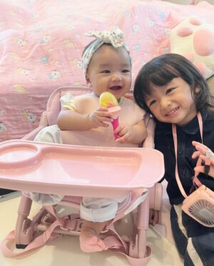 Nattasha Nauljam Instagram - เรมีอา & เรม่า ❤️ เมื่อน้องฝึกกินข้าวพี่ก็มาให้กำลังใจเสมอ 

❤️ ป้ายยา โต๊ะกินข้าว น่ารักกก น้องชอบมากนั่งสบาย พกไปได้ทุกที่ @rockingkids_th